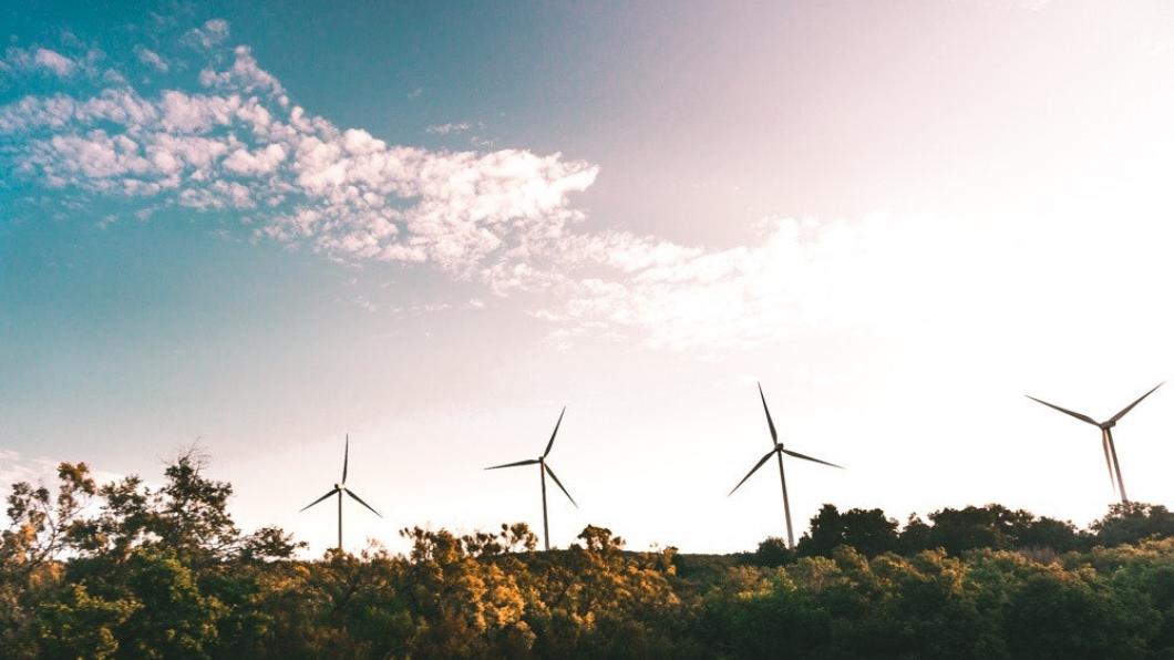 vier windmolens in landschap