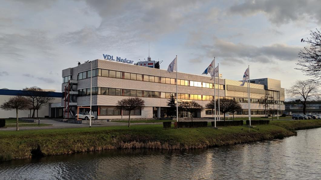 Foto: Ausmericano - Eigen werk, CC BY-SA 4.0, https://commons.wikimedia.org/w/index.php?curid=76193263 VDL_Nedcar_Factory_at_Born_Netherlands.jpg