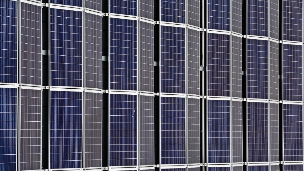 Oost-west opstelling van zonnepanelen op een bedrijf zonnepanelen oost west opstelling.jpg