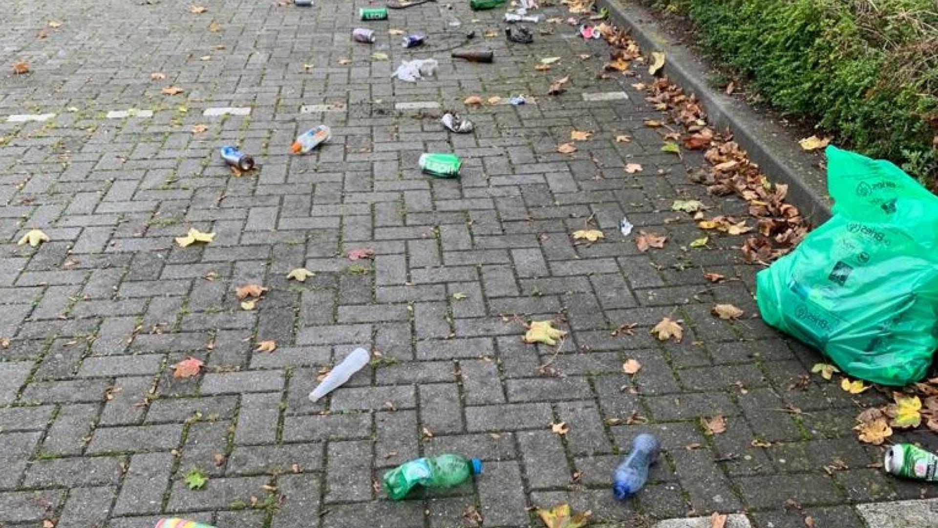 zwerfafval op een parkeerplaats